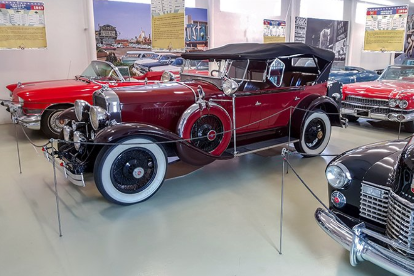 MUZEUM AMERICKÝCH HISTORICKÝCH AUTOMOBILŮ - LUŽNÁ U RAKOVNÍKA